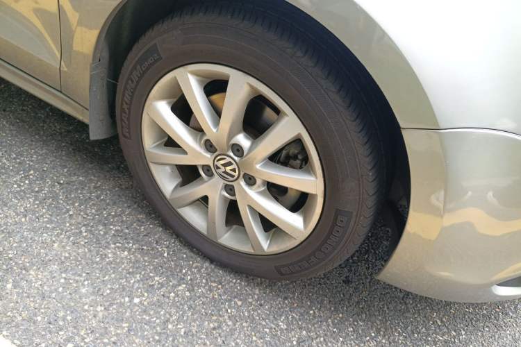 Used Volkswagen Sagitar 2012 1.4TSI Automatic Luxury Edition Right Front Wheel Hub