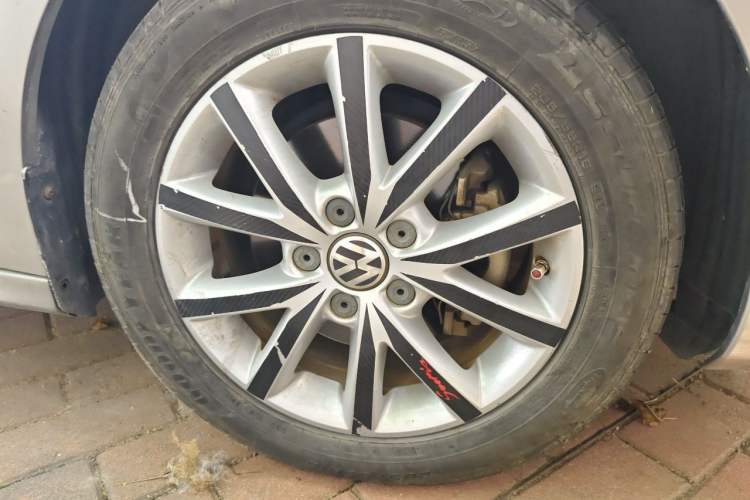 Used Volkswagen Sagitar 2012 1.4TSI Automatic Luxury Edition Right Front Wheel Hub