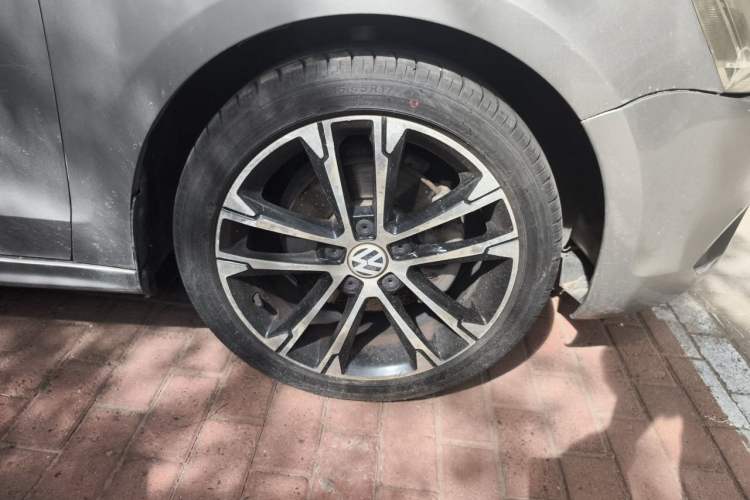 Used Volkswagen Sagitar 2012 1.4TSI Automatic Luxury Edition Right Front Wheel Hub