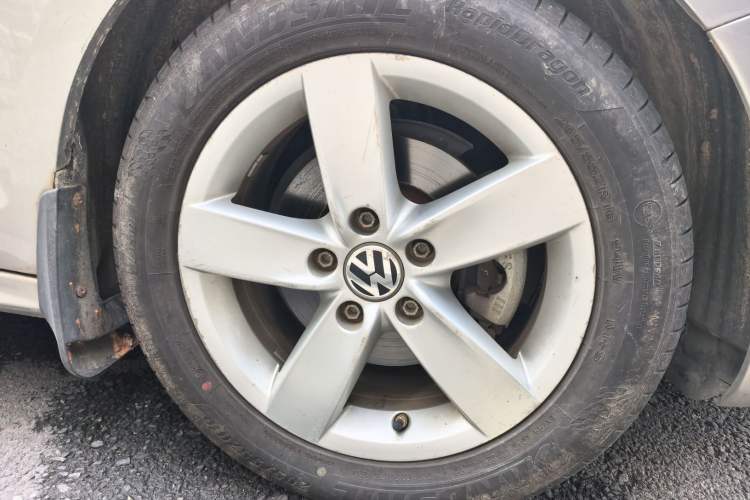 Used Volkswagen Sagitar 2012 1.6L Automatic Fashion Edition Right Front Wheel Hub