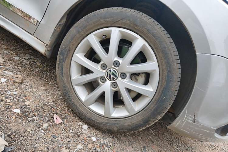 Used Volkswagen Sagitar 2012 1.4TSI Automatic Luxury Edition Right Front Wheel Hub