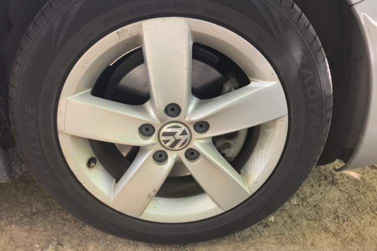 Used Volkswagen Sagitar 2012 1.4TSI Automatic Fashion Edition Right Front Wheel Hub