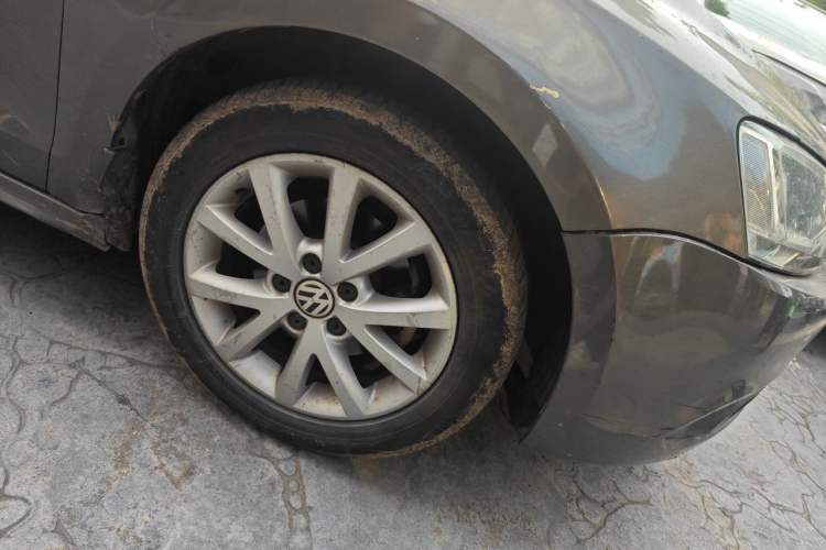 Used Volkswagen Sagitar 2012 1.6L Automatic Comfort Edition Right Front Wheel Hub