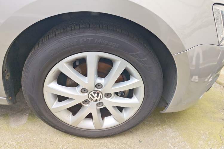 Used Volkswagen Sagitar 2012 1.6L Manual Comfort Model Right Front Wheel Hub