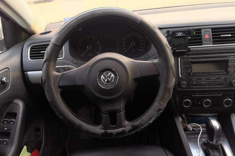 Used Volkswagen Sagitar 2012 1.6L Automatic Comfort Edition Steering Wheel
