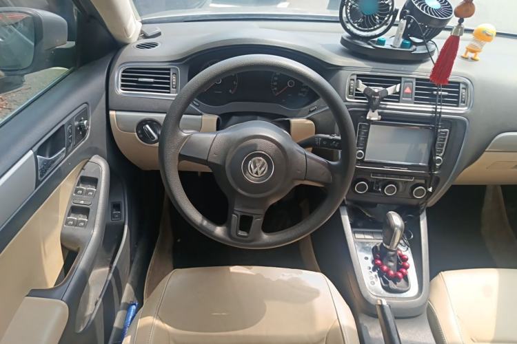 Used Volkswagen Sagitar 2012 1.6L Automatic Fashion Edition Steering Wheel