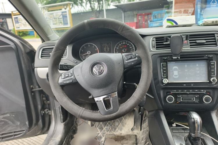 Used Volkswagen Sagitar 2012 1.4TSI Automatic Luxury Edition Steering Wheel