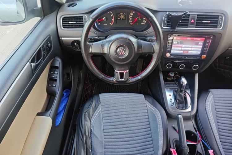 Used Volkswagen Sagitar 2012 1.6L Automatic Fashion Edition Steering Wheel