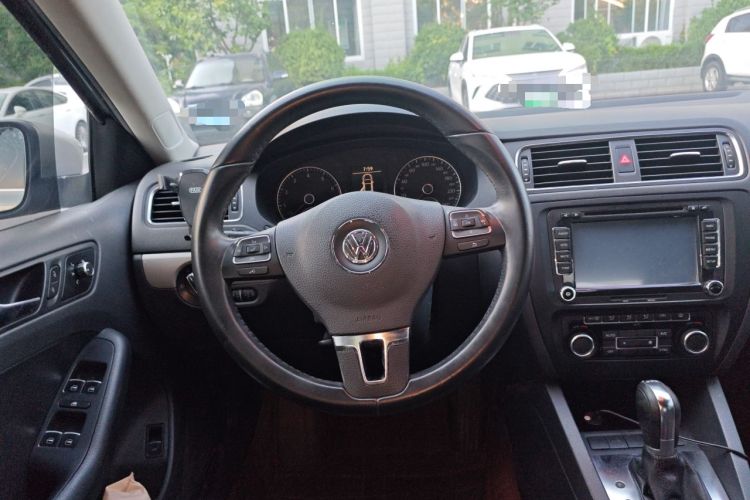 Used Volkswagen Sagitar 2012 1.4TSI Automatic Luxury Edition Steering Wheel
