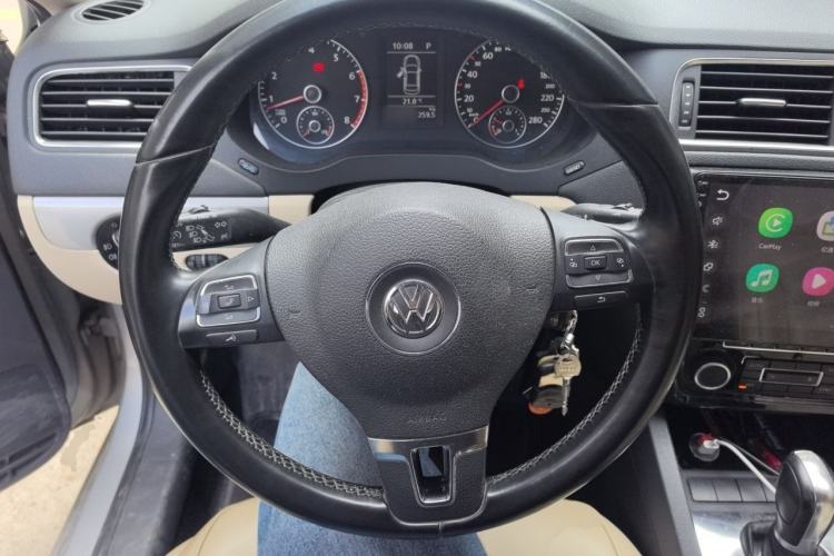 Used Volkswagen Sagitar 2012 1.4TSI Automatic Luxury Edition Steering Wheel