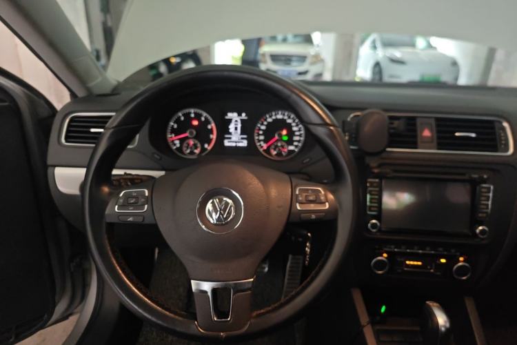 Used Volkswagen Sagitar 2012 1.4TSI Automatic Luxury Edition Steering Wheel
