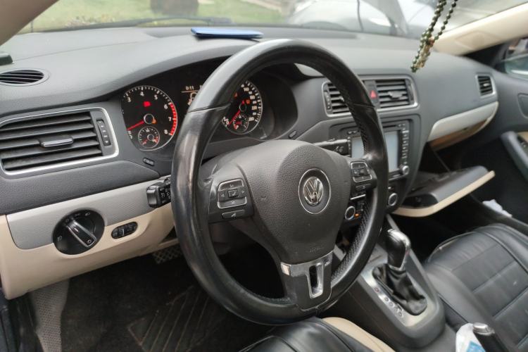 Used Volkswagen Sagitar 2012 1.4TSI Automatic Luxury Edition Steering Wheel