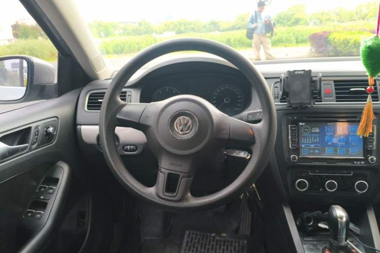 Used Volkswagen Sagitar 2012 1.6L Automatic Comfort Edition Steering Wheel