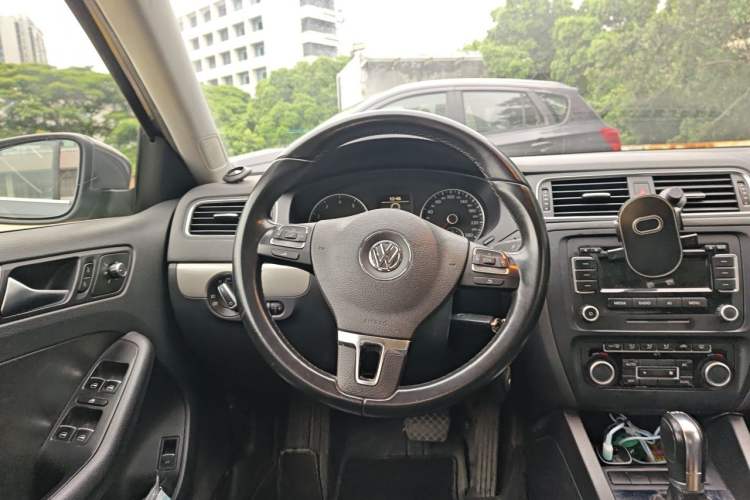Used Volkswagen Sagitar 2012 1.4TSI Automatic Luxury Edition Steering Wheel