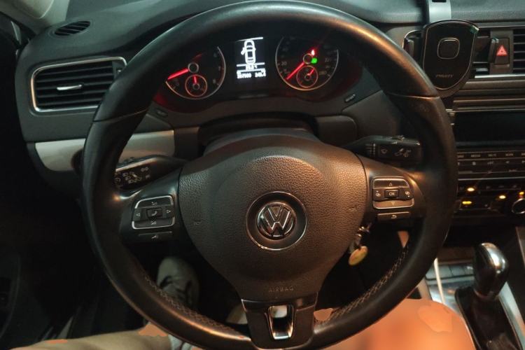 Used Volkswagen Sagitar 2012 1.4TSI Automatic Fashion Edition Steering Wheel