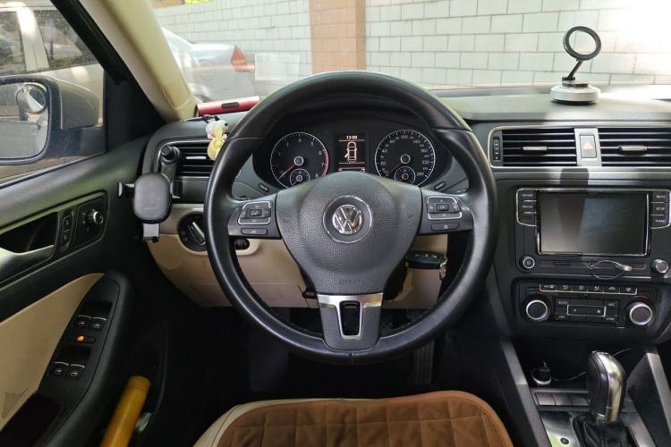 Used Volkswagen Sagitar 2012 1.4TSI Automatic Luxury Edition Steering Wheel