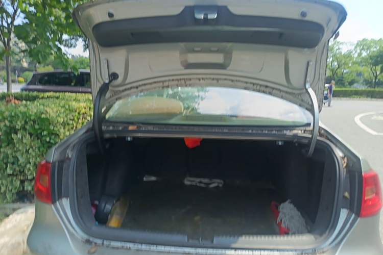 Used Volkswagen Sagitar 2012 1.6L Automatic Fashion Edition Trunk