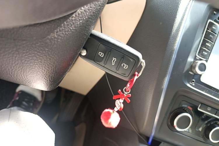 Used Volkswagen Sagitar 2012 1.6L Automatic Fashion Edition Vehicle Key