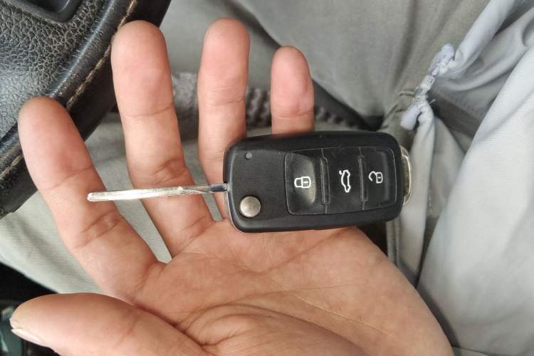 Used Volkswagen Sagitar 2012 1.6L Automatic Fashion Edition Vehicle Key