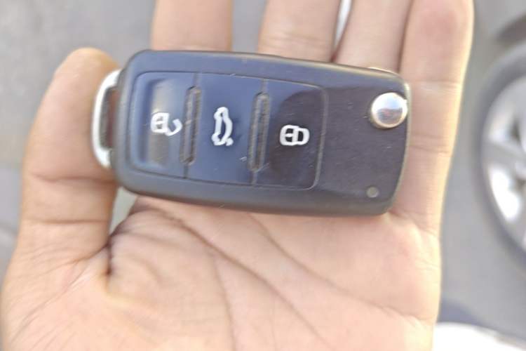 Used Volkswagen Sagitar 2012 1.6L Automatic Fashion Edition Vehicle Key