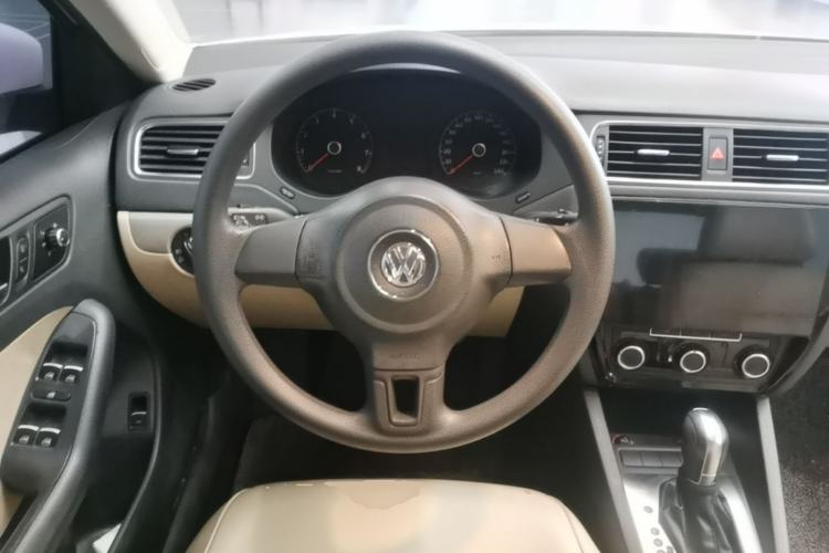 Used Volkswagen Sagitar 2012 1.6L Automatic Comfort Edition Steering Wheel