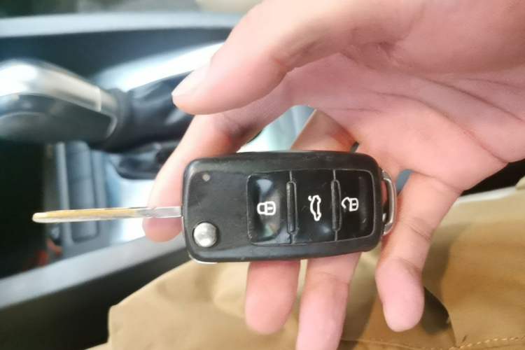 Used Volkswagen Sagitar 2012 1.6L Automatic Comfort Edition Vehicle Key