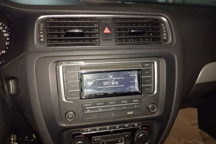 Used Volkswagen Sagitar 2012 1.4TSI Manual Luxury Model Audio And AC Panel