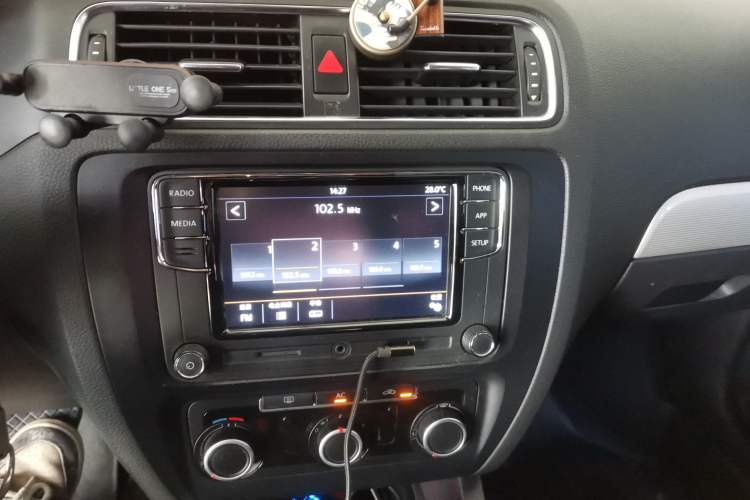 Used Volkswagen Sagitar 2012 1.6L Automatic Comfort Edition Audio And AC Panel