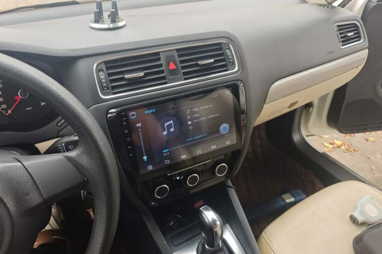 Used Volkswagen Sagitar 2012 1.6L Automatic Comfort Edition Audio And AC Panel