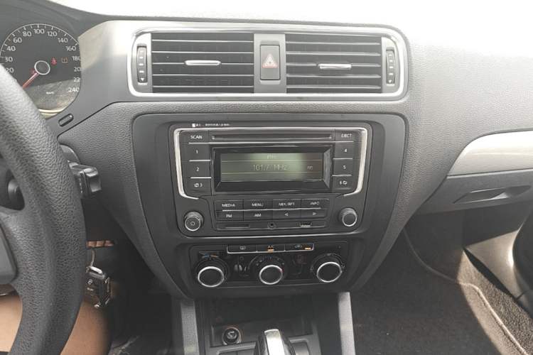 Used Volkswagen Sagitar 2012 1.6L Automatic Comfort Edition Audio And AC Panel