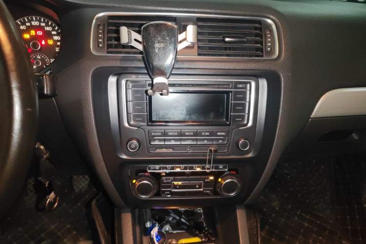 Used Volkswagen Sagitar 2012 1.4TSI Manual Luxury Model Audio And AC Panel