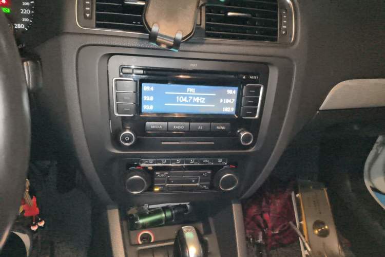 Used Volkswagen Sagitar 2012 1.4TSI Automatic Luxury Edition Audio And AC Panel