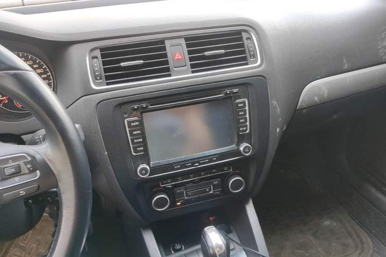 Used Volkswagen Sagitar 2012 1.4TSI Automatic Luxury Edition Audio And AC Panel