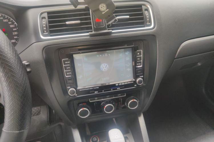 Used Volkswagen Sagitar 2012 1.4TSI Automatic Fashion Edition Audio And AC Panel