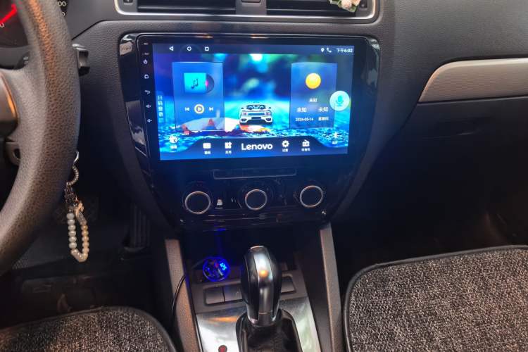 Used Volkswagen Sagitar 2012 1.6L Automatic Comfort Edition Audio And AC Panel