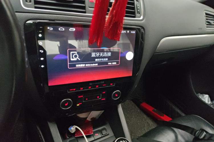 Used Volkswagen Sagitar 2012 1.4TSI Manual Luxury Model Audio And AC Panel