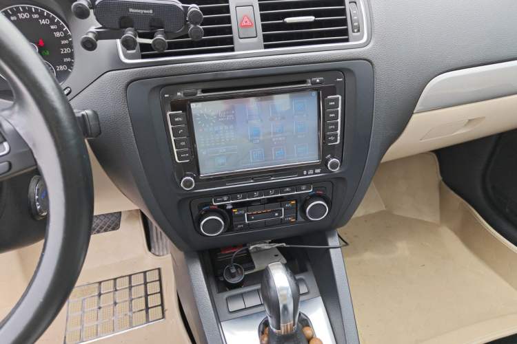 Used Volkswagen Sagitar 2012 1.4TSI Automatic Luxury Edition Audio And AC Panel
