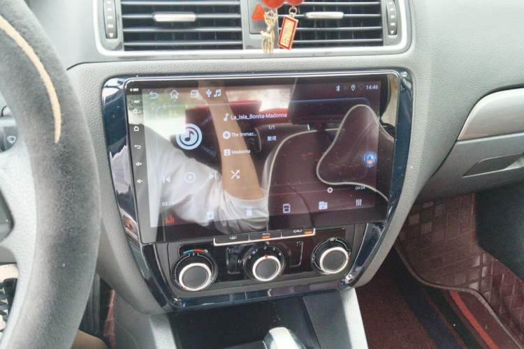 Used Volkswagen Sagitar 2012 1.6L Automatic Fashion Edition Audio And AC Panel