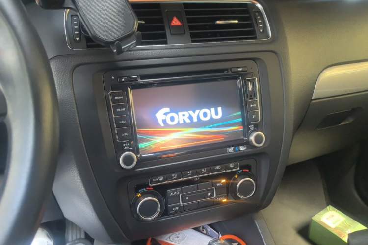 Used Volkswagen Sagitar 2012 1.4TSI Automatic Luxury Edition Audio And AC Panel