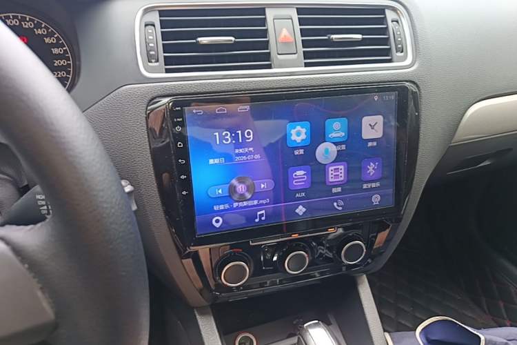 Used Volkswagen Sagitar 2012 1.6L Automatic Comfort Edition Audio And AC Panel