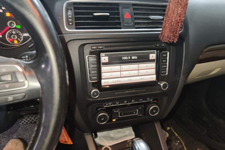 Used Volkswagen Sagitar 2012 1.8TSI Automatic Flagship Edition Audio And AC Panel