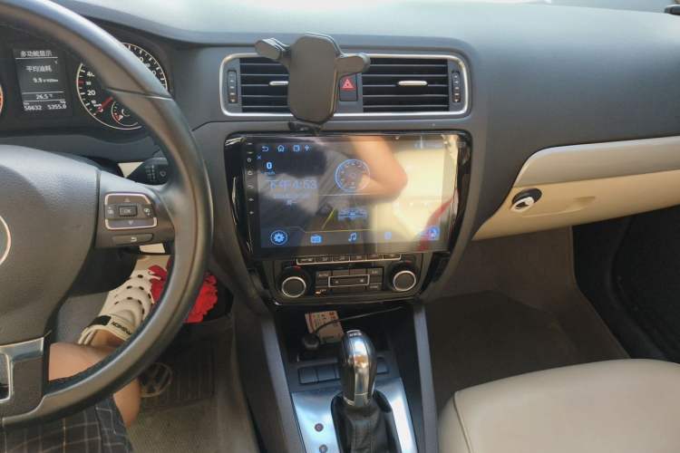 Used Volkswagen Sagitar 2012 1.4TSI Automatic Luxury Edition Audio And AC Panel