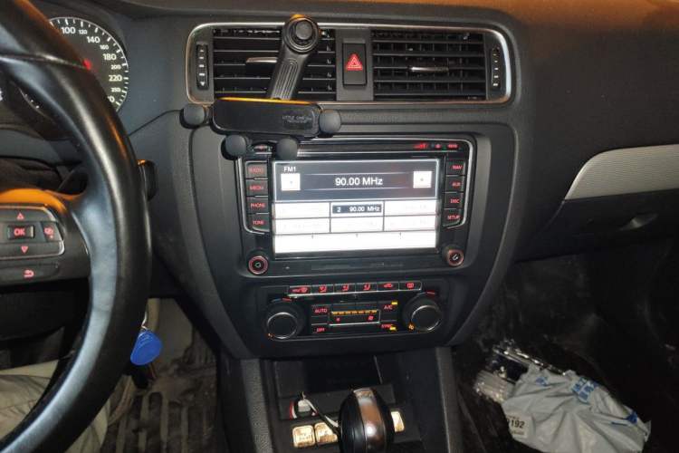 Used Volkswagen Sagitar 2012 1.4TSI Automatic Luxury Edition Audio And AC Panel