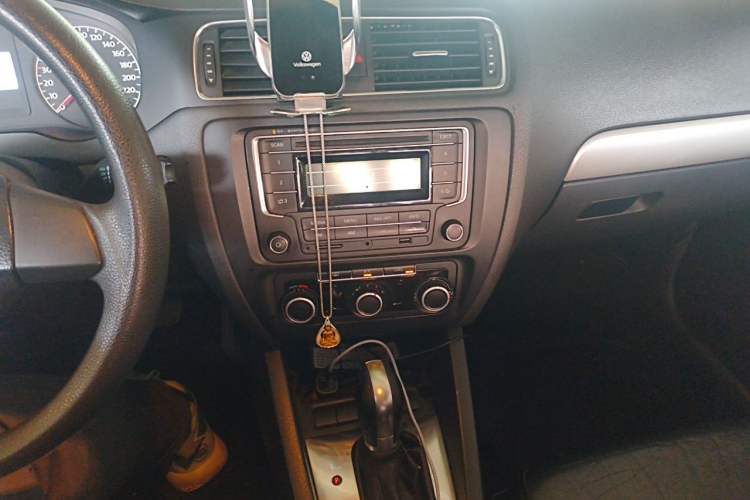 Used Volkswagen Sagitar 2012 1.6L Automatic Comfort Edition Audio And AC Panel