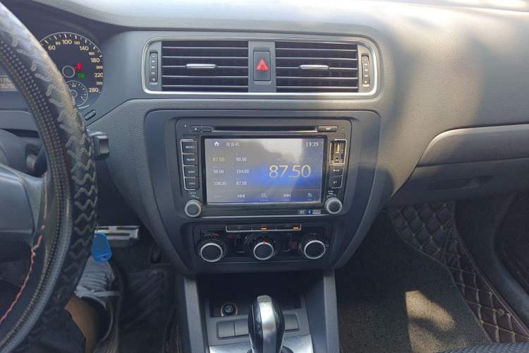 Used Volkswagen Sagitar 2012 1.4TSI Automatic Fashion Edition Audio And AC Panel