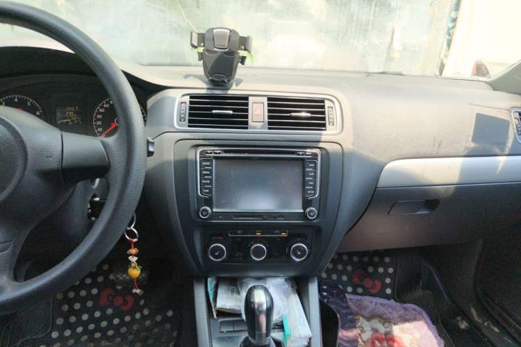 Used Volkswagen Sagitar 2012 1.6L Automatic Comfort Edition Audio And AC Panel