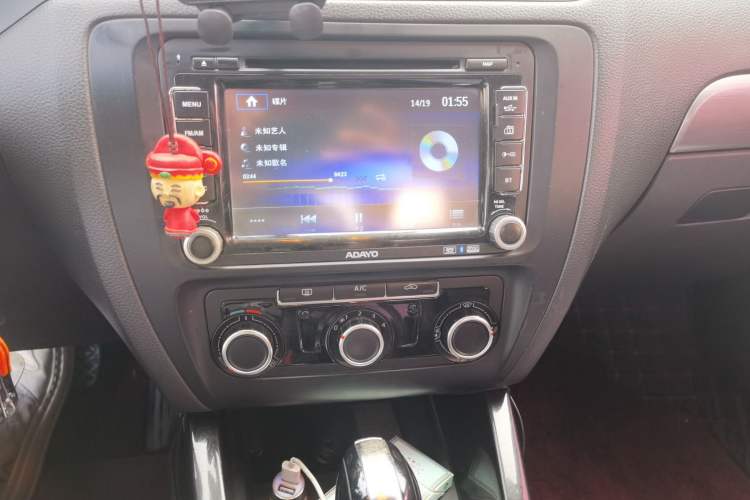 Used Volkswagen Sagitar 2012 1.6L Automatic Fashion Edition Audio And AC Panel