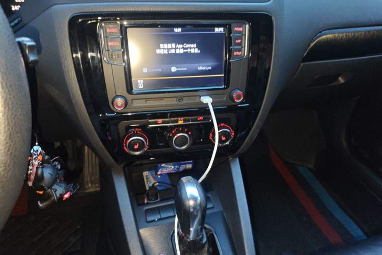 Used Volkswagen Sagitar 2012 1.6L Automatic Fashion Edition Audio And AC Panel