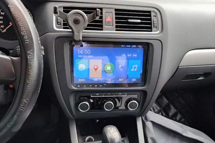 Used Volkswagen Sagitar 2012 1.6L Automatic Comfort Edition Audio And AC Panel