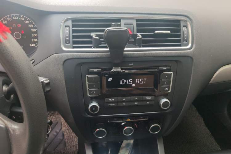 Used Volkswagen Sagitar 2012 1.6L Automatic Comfort Edition Audio And AC Panel